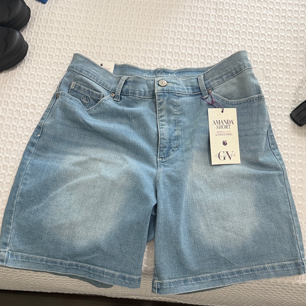 Gloria Vanderbilt Amanda Short Light Wash Denim Shorts